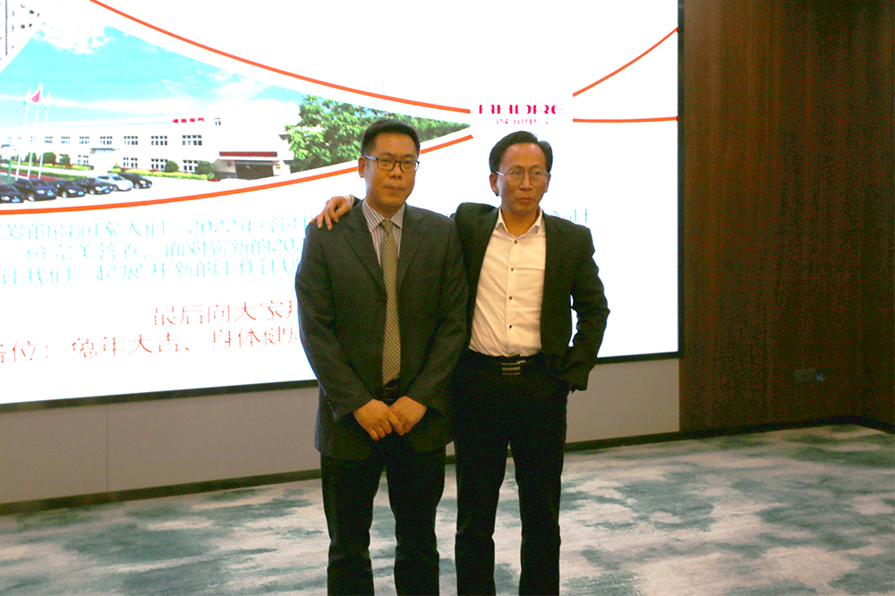 董事長王青和執行總裁王愛春合影