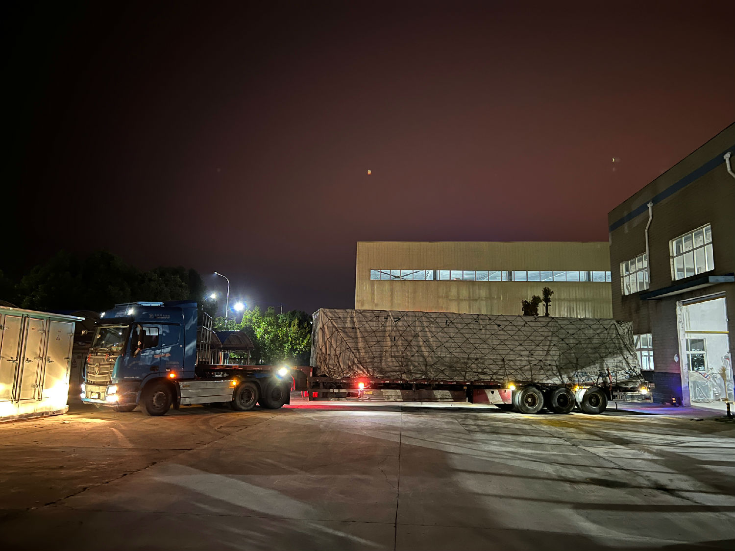 整裝待發的貨車 整裝待發的貨車