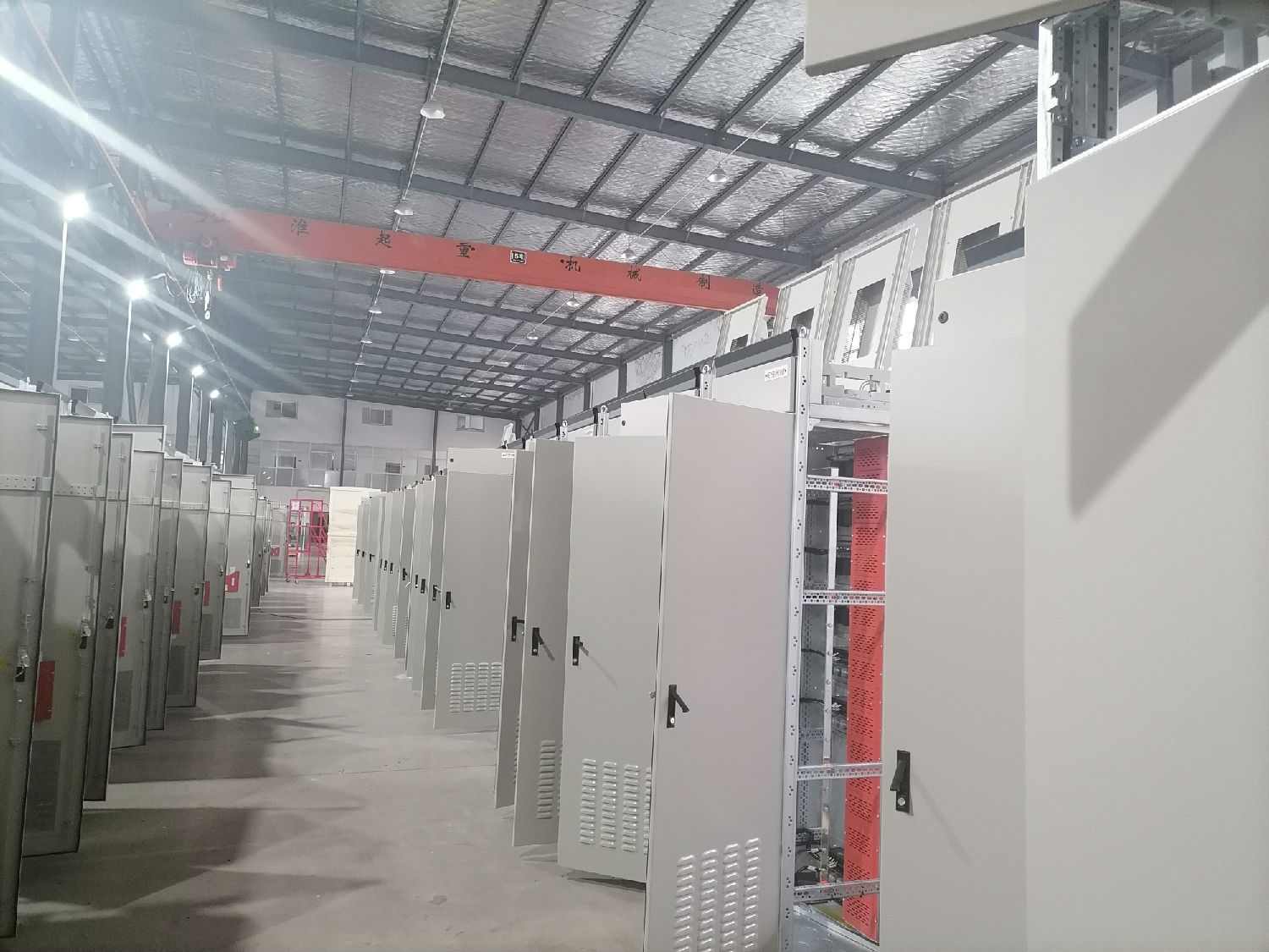 出口印尼低壓開(kāi)關(guān)柜得潤(rùn)電氣在生產(chǎn)