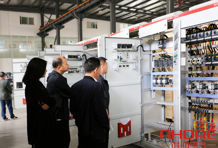 參觀低壓配電柜現場圖