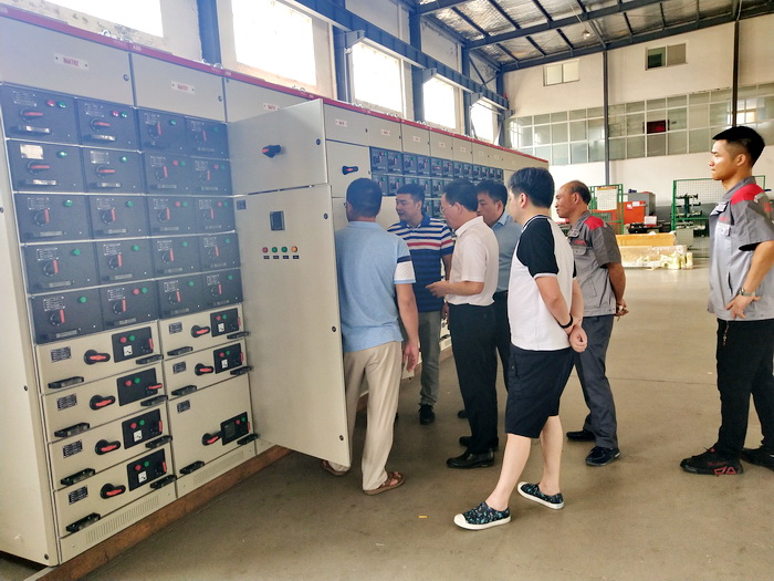 參觀低壓開關柜生產區 參觀低壓開關柜生產區