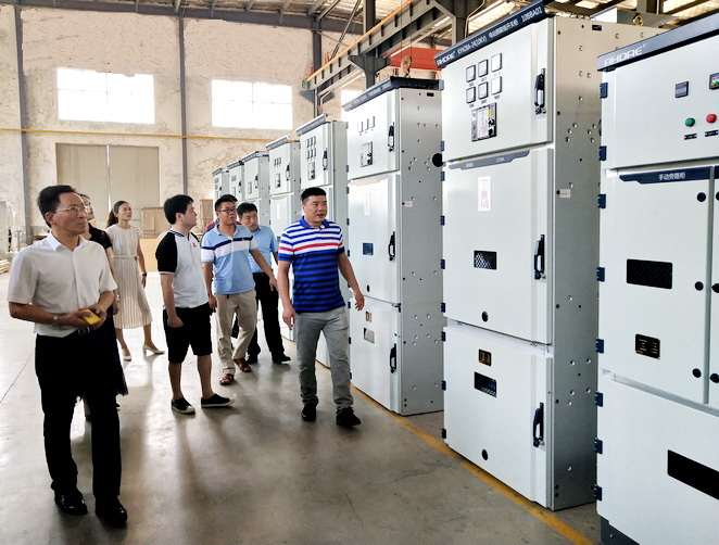參觀高壓開關柜生產區 參觀高壓開關柜生產區