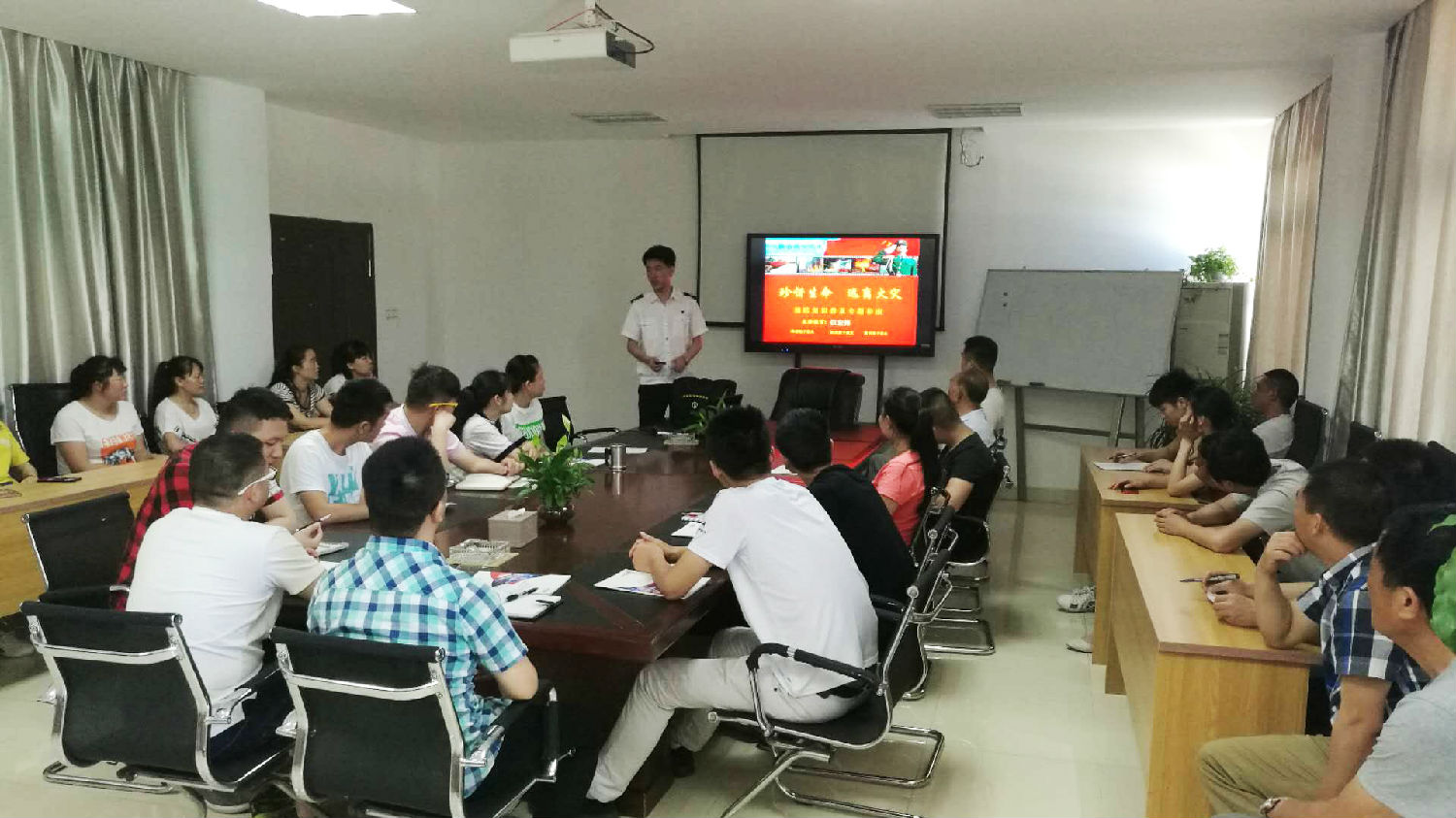 安徽得潤電氣 成套高低壓開關柜廠家 報價 電話：400-0551-777 qq：3176885416