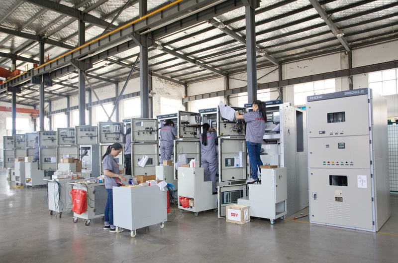 劉總重點(diǎn)介紹了得潤(rùn)電氣近年來(lái)積極響應(yīng)國(guó)家政策導(dǎo)向，公司不斷創(chuàng)新、不斷發(fā)展、加大產(chǎn)品升級(jí)、成為ABB、施耐德、西門子等世界電氣巨頭戰(zhàn)略合作伙伴。公司是安徽省高新技術(shù)企業(yè)、安徽省&ldquo;專精特新&rdquo;中小企業(yè)、合肥市技術(shù)創(chuàng)新中心、合肥市知識(shí)產(chǎn)權(quán)示范單位，通過了國(guó)家ISO9001質(zhì)量管理體系、ISO14001環(huán)境管理體系、OHSAS18001職業(yè)健康安全管理體系認(rèn)證。公司擁有幾十項(xiàng)經(jīng)權(quán)威體系認(rèn)證機(jī)構(gòu)頒發(fā)的國(guó)家強(qiáng)制性低壓成套電氣&ldquo;3C&rdquo;認(rèn)證、中高壓型式試驗(yàn)報(bào)告。公司產(chǎn)品出口智利、沙特、埃塞俄比亞、伊拉克、伊朗、卡塔爾、越南、巴基斯坦等二十多個(gè)國(guó)家，并且得到客戶的一致贊賞。