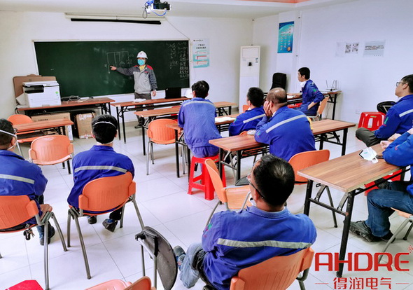 現(xiàn)場(chǎng)進(jìn)行的培訓(xùn)指導(dǎo).jpg 現(xiàn)場(chǎng)進(jìn)行的培訓(xùn)指導(dǎo).jpg