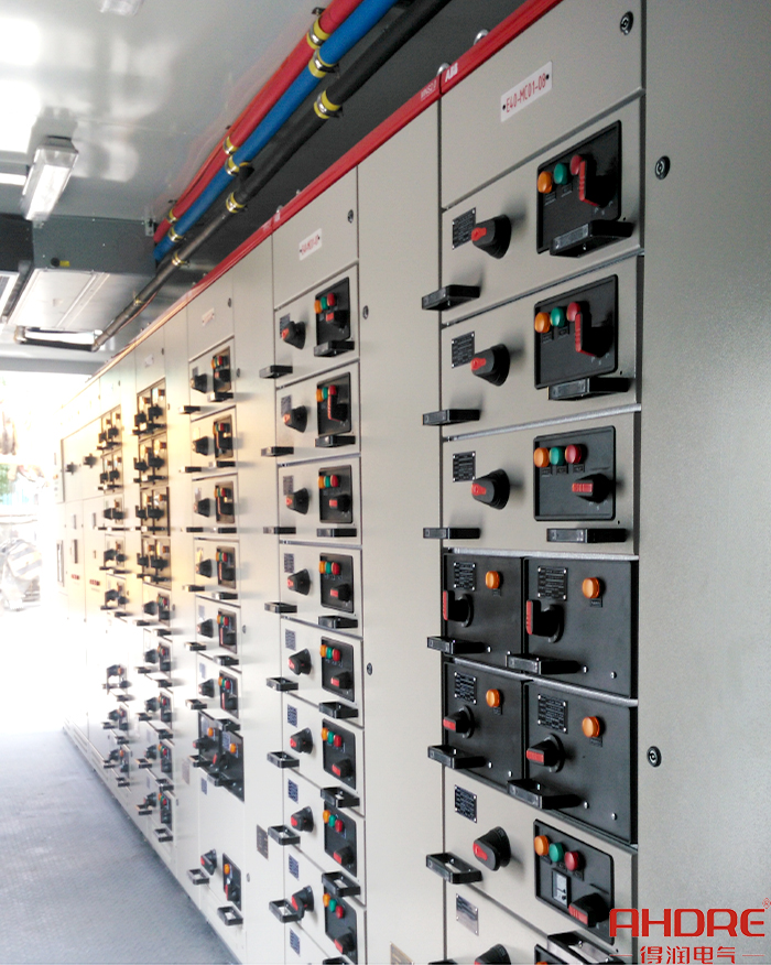 低壓開(kāi)關(guān)室.jpg 低壓開(kāi)關(guān)室.jpg