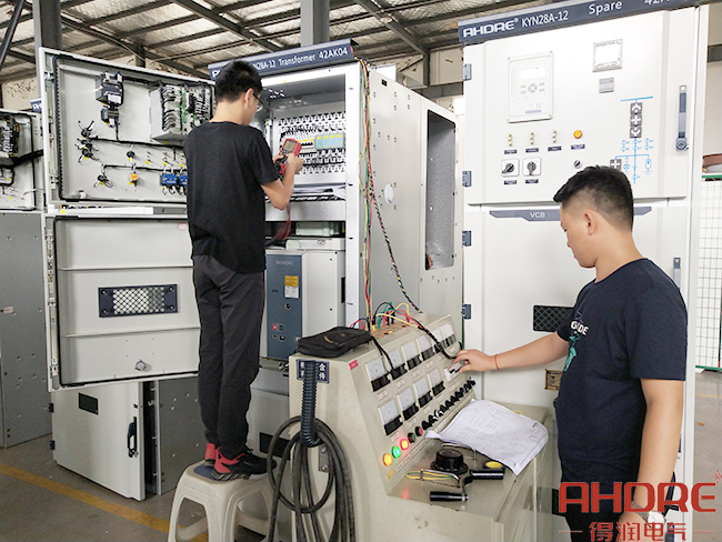 利比里亞項目10KV中壓柜調試環節.jpg 利比里亞項目10KV中壓柜調試環節.jpg